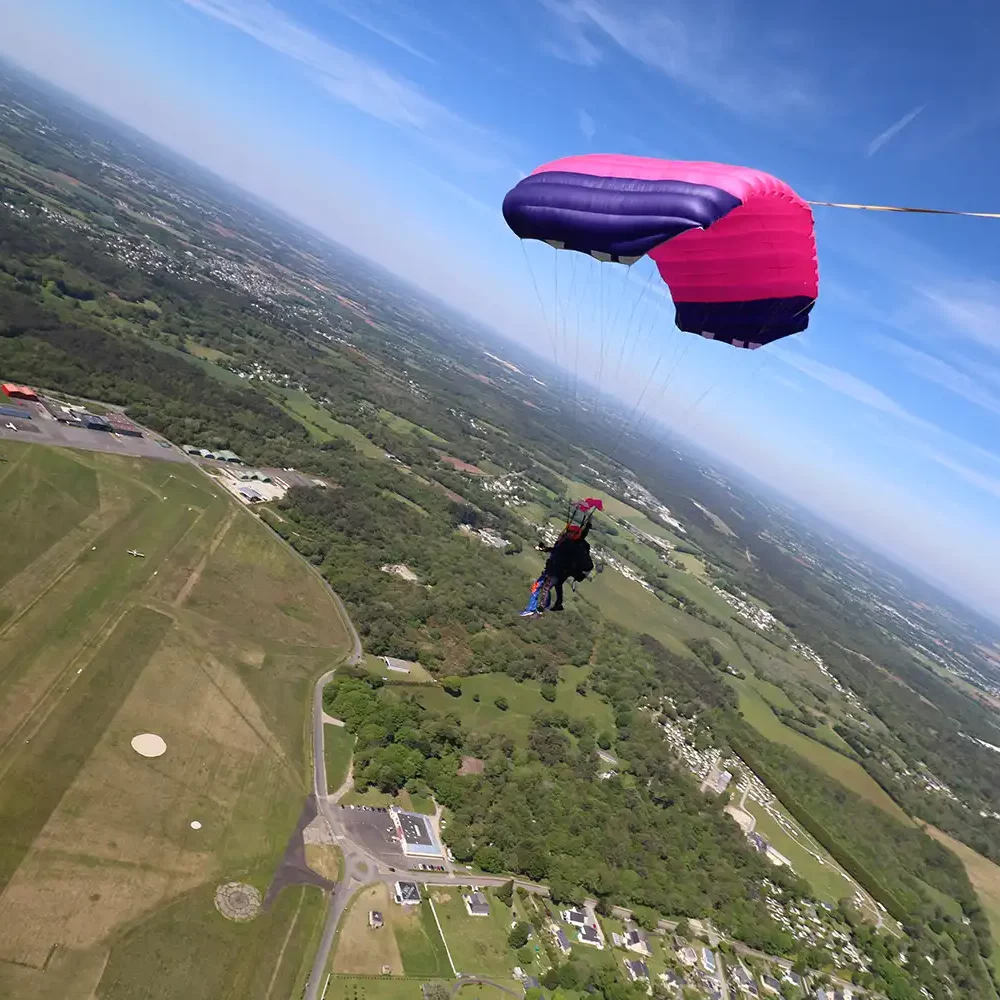 Vol sous voile en parachute tandem avec Aero Tandem Celtic à Vannes Vol sous voile en parachute tandem avec Aero Tandem Celtic à Vannes