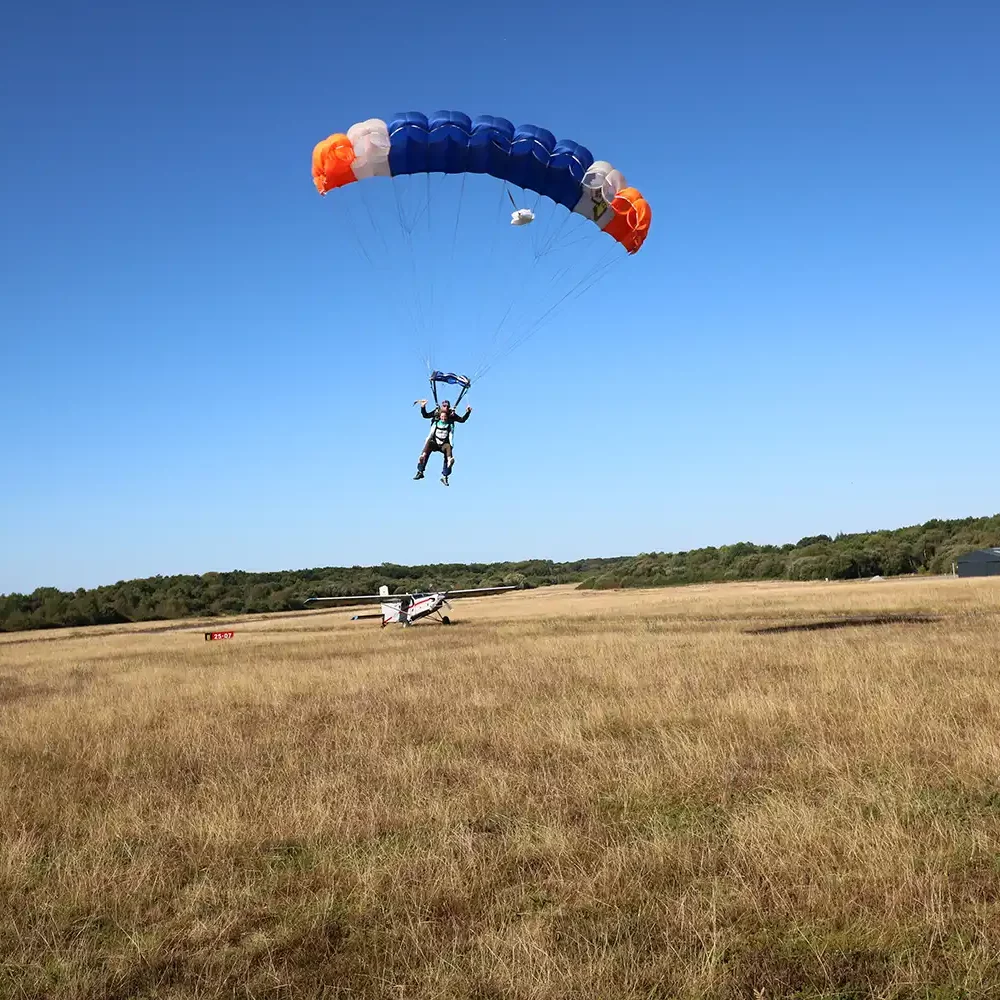 Préparation atterrissage saut parachute tandem