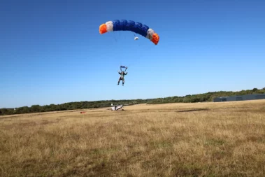 Préparation atterrissage saut parachute tandem
