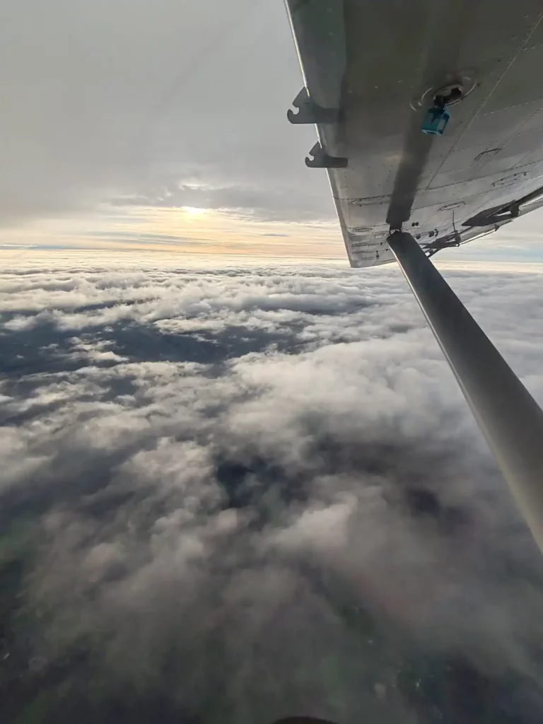 Vue des nuages au dessus de Vannes depuis le ciel breton